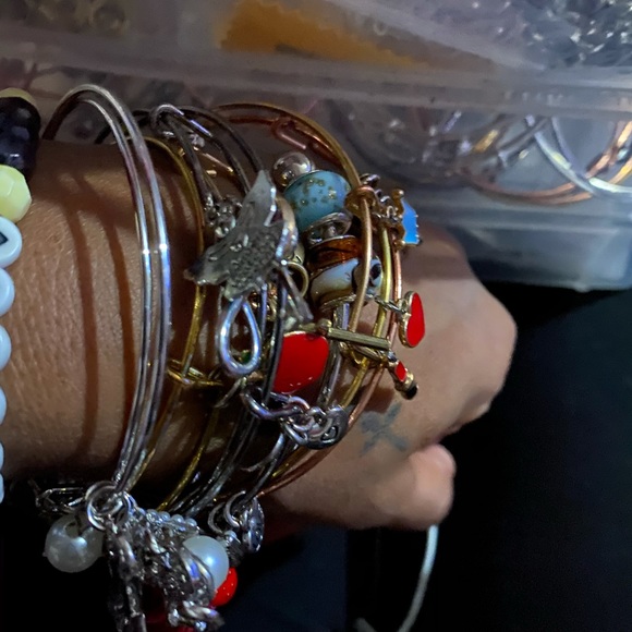 Bracelets - Picture 4 of 6